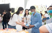 Thí sinh Miss World VN tổ chức phiên chợ tử tế cho bệnh nhân nghèo