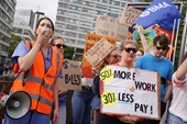 Chính phủ Anh tăng lương cho hàng triệu nhân viên để chấm dứt đình công