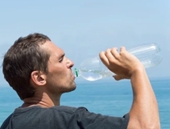 Uống đủ nước giúp phòng ngừa bệnh gout