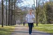 Phát hiện thêm lợi ích của 20 phút đi bộ mỗi ngày cho người từ 50 tuổi