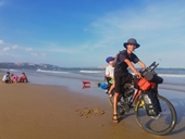 Cha, con trai tự kỷ và hành trình đạp xe xuyên Việt cùng nhau chữa lành