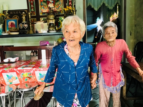 Cụ bà 72 tuổi hiếu thảo ‘nức tiếng’ ở miền Tây Hái rau, bắt ốc nuôi mẹ già