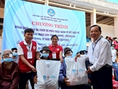 Người dân tỉnh Se Koong Lào được bác sỹ Việt Nam thăm khám, cấp phát thuốc miễn phí