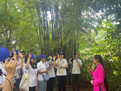 Hơn 100 thanh niên Kiều bào về thăm quê nội, quê ngoại Bác Hồ