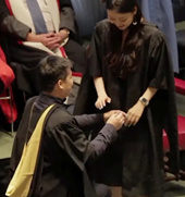 Chàng trai cầu hôn bạn gái ngay trong lễ tốt nghiệp