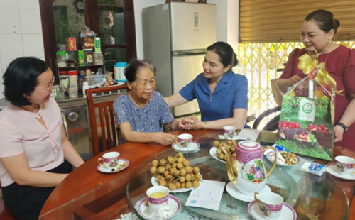 Chủ tịch Hội LHPN Việt Nam Hà Thị Nga thăm, tặng quà Anh hùng Trương Thị Khuê