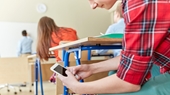 UNESCO kêu gọi cấm điện thoại thông minh trong trường học