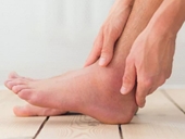 Bỗng dưng đau chân Khi nào là dấu hiệu bệnh nguy hiểm tính mạng