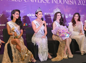 Cảnh sát điều tra vụ thí sinh phải để ngực trần tại cuộc thi Hoa hậu Hoàn vũ Indonesia