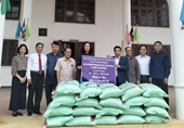 Tổng Lãnh sự quán ở Lào hỗ trợ người dân bị ảnh hưởng bởi lũ lụt