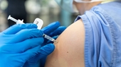 Nghiên cứu tại Đức Tiêm vaccine COVID-19 mũi tăng cường ở tay trái hay phải