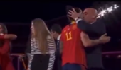 Nụ hôn gây phẫn nộ của Chủ tịch Liên đoàn bóng đá Tây Ban Nha