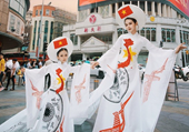 Ấn tượng bộ áo dài với hình ảnh bản đồ và Quốc kỳ Việt Nam được quảng bá ở Trung Quốc