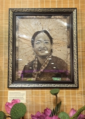 Tranh chân dung nữ tướng Nguyễn Thị Định được làm từ lá sen khô