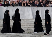 Pháp cấm trang phục abaya của người Hồi giáo trong trường học