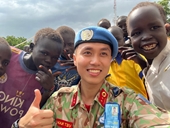 Anh lính Việt mũ nồi xanh và hành trình giúp trẻ em châu Phi