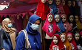 Trường học Indonesia cạo tóc 14 nữ sinh vì đội khăn trùm đầu không đúng cách