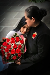 Á hậu Trương Thị May 
Vu lan cùng mẹ cài hoa hồng đỏ