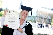 Cụ bà người Ireland tốt nghiệp đại học ở tuổi 86