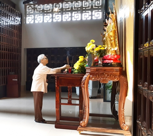 Giỗ bà, tôi mời mình tô bún mắm…