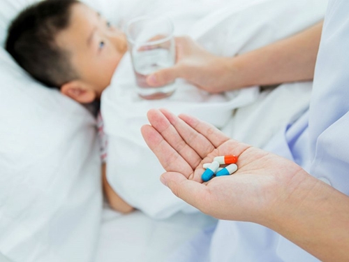 5 cảnh báo nguy hiểm khi lạm dụng kháng sinh cho trẻ