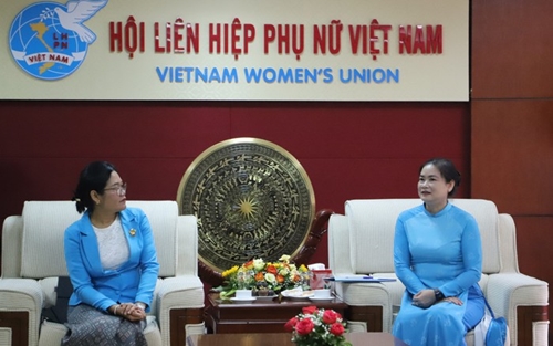Phó Chủ tịch Thường trực Hội LHPN Việt Nam Đỗ Thị Thu Thảo tiếp đoàn cán bộ học viên Lào