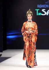 Hồ Trần Dạ Thảo giới thiệu di sản Việt tại London Fashion Week