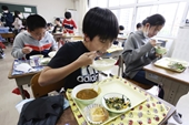 Bữa trưa miễn phí lan rộng tại Nhật Bản