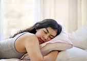 Ngủ dễ dàng hơn với kỹ thuật thở 4-7-8