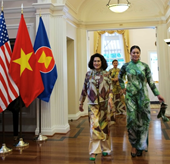 Phu nhân các đại sứ hưởng ứng nồng nhiệt Ngày hội Áo dài Việt tại Mỹ