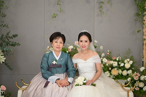 Cô dâu Việt xinh đẹp cưới chồng Hàn, được mẹ chồng cưng chiều như công chúa