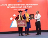 Trao tặng “Tủ sách Việt Nam” cho trường đại học của Thụy Sĩ