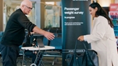 Tranh cãi các hãng hàng không cân hành khách như cân hành lý