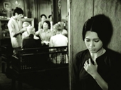 Hình ảnh người phụ nữ trong phim Đặng Nhật Minh Hạt bụi vàng, mỗi ngày thêm lấp lánh
