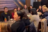 Những chàng trai, cô gái Đức hát tiếng Việt trong quán ăn ở Berlin