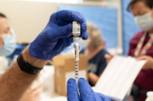 CDC Mỹ khuyến nghị người trưởng thành tiêm định kỳ vaccine đậu mùa khỉ