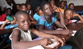 Các bé gái ở châu Phi bỏ học vì khủng hoảng chi phí sinh hoạt