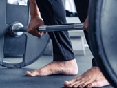 Đi chân trần khi tập gym có gây hại không