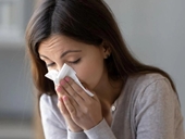 Bác sĩ giải thích vì sao bạn hay hắt hơi, chảy mũi khi nằm phòng lạnh