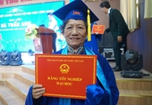 Người phụ nữ 75 tuổi tốt nghiệp đại học bằng Giỏi