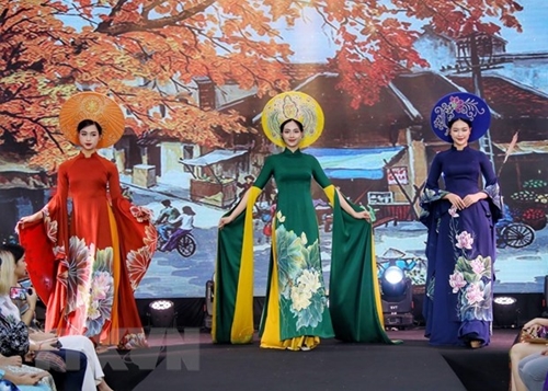Áo dài truyền thống Từ Đại sứ Văn hóa đến Đại sứ Du lịch Hà Nội
