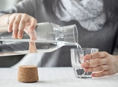 Vì sao người bệnh thận không nên uống quá nhiều nước