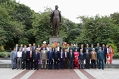 Hội hữu nghị Việt-Nga dâng hoa tưởng niệm V I Lenin nhân kỷ niệm 106 năm Cách mạng Tháng Mười Nga
