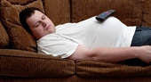 Bật tivi khi ngủ gây 4 nguy hại sức khỏe, làm gì để bỏ thói quen này
