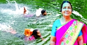 Nữ nông dân dạy bơi miễn phí cho trẻ em và phụ nữ