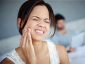 Vì sao viêm tủy răng thường gây đau nhức lúc nửa đêm
