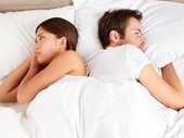 Chồng nổi giận ngủ riêng vì vợ tâm sự chuyện vợ chồng với hội bạn thân