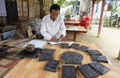 Người nay làm việc xưa 500 năm níu giữ tranh mộc bản làng Sình