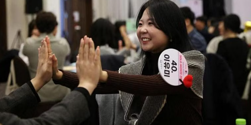 Một thành phố ở Hàn Quốc mở tiệc mai mối khuyến khích giới trẻ kết hôn, sinh con