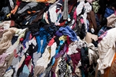 Quyên tặng quần áo cũ Một hành động đẹp giúp bảo vệ môi trường